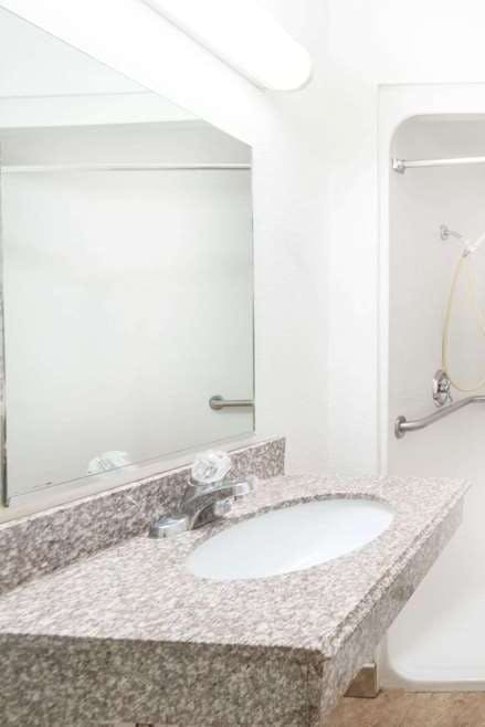 Hotel Super 8 by Wyndham Midwest City OK photo 4