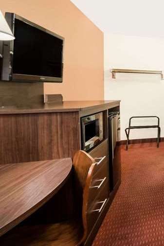 Hotel Super 8 by Wyndham Midwest City OK photo 3