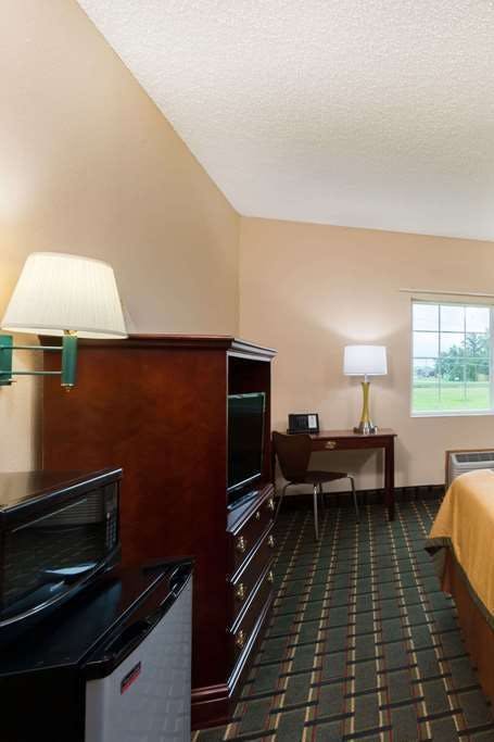 Hotel Super 8 Mt Carmel photo 3