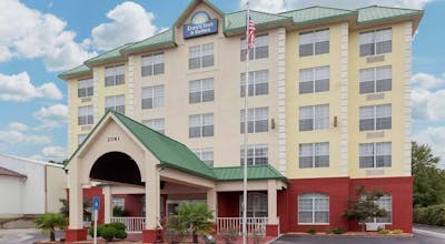 Days Inn & Suites by Wyndham Tucker/Northlake