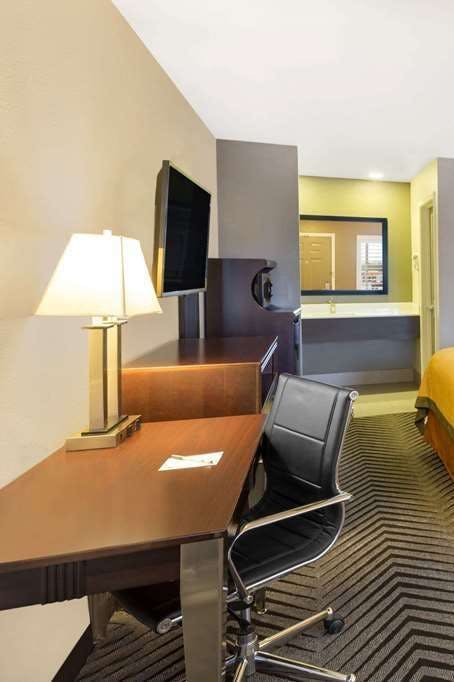 Hotel Super 8 by Wyndham Fortuna photo 3