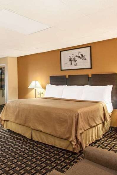 Hotel Travelodge by Wyndham South Burlington photo 1