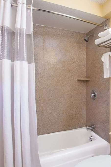 Hotel Travelodge by Wyndham South Burlington photo 4