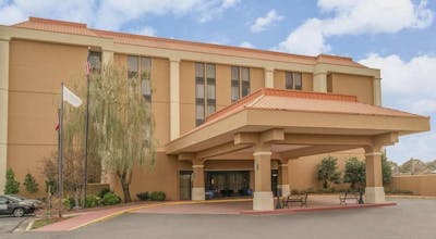 La Quinta Inn & Suites by Wyndham Memphis Airport Graceland
