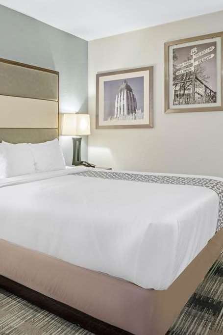 Hotel La Quinta Inn Suites Guthrie photo 1