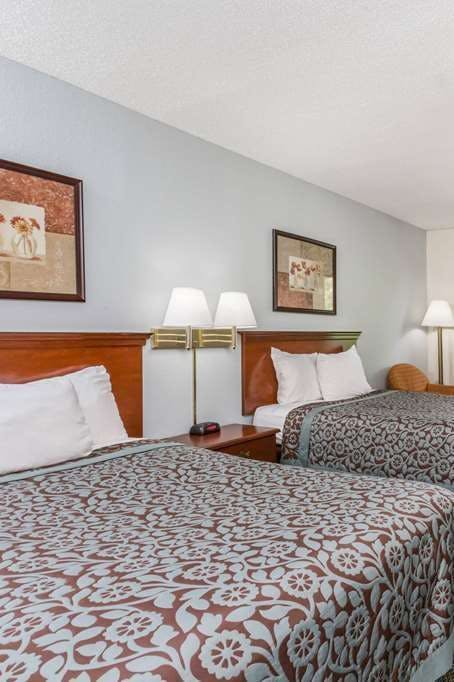 Hotel Days Inn by Wyndham Raleigh Glenwood-Crabtree photo 2