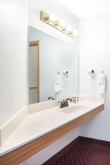 Hotel Travelodge by Wyndham Spearfish photo 4