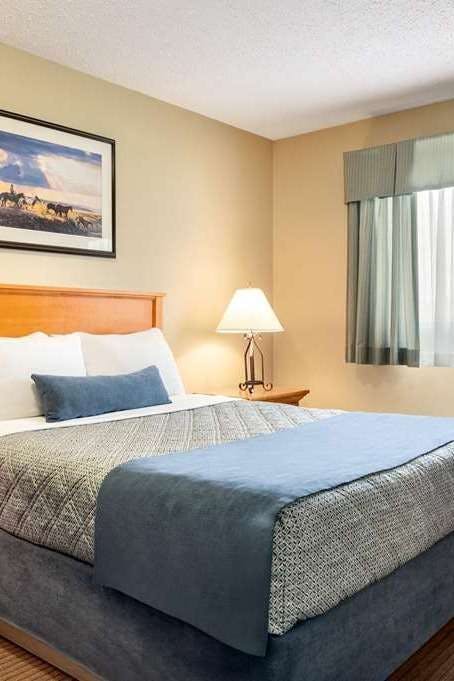 Hotel Travelodge Edson photo 2