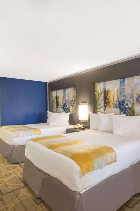 Hotel Days Inn by Wyndham Asheville Downtown North photo 2