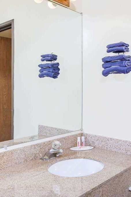 Hotel Super 8 by Wyndham Imlay City photo 4