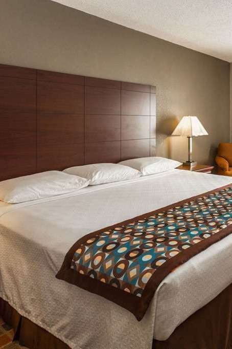 Hotel Super 8 by Wyndham Frankfort IN photo 1