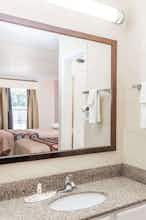 Hotel Super 8 by Wyndham Statesboro photo 5