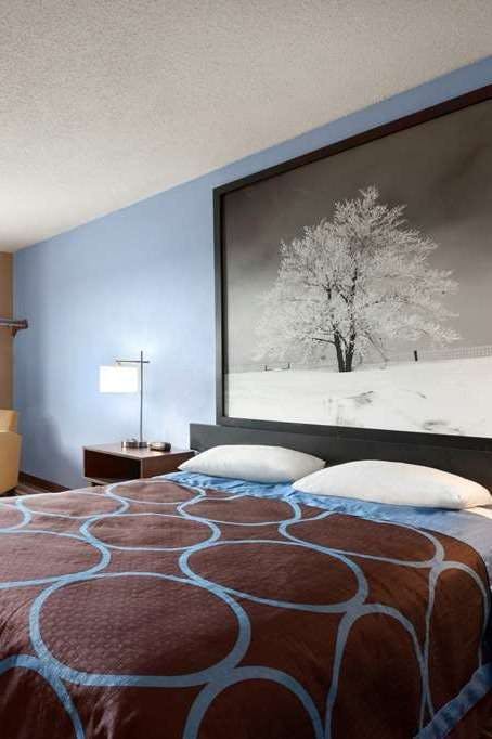 Hotel Super 8 by Wyndham Council Bluffs IA Omaha NE Area photo 1