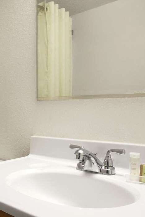 Hotel Super 8 by Wyndham Council Bluffs IA Omaha NE Area photo 5