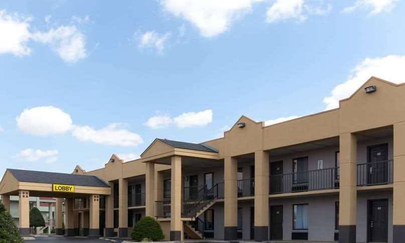 Super 8 by Wyndham Clarksville Northeast