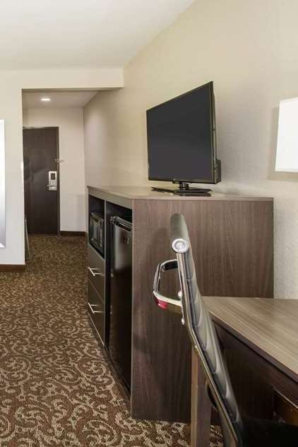 Hotel Days Inn by Wyndham Phoenix North photo 4