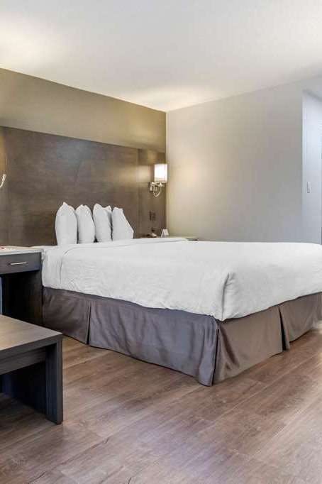 Hotel Super 8 by Wyndham Macleod Trail Calgary photo 1