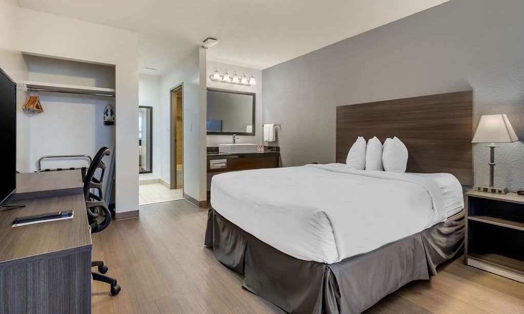 Super 8 by Wyndham Macleod Trail Calgary