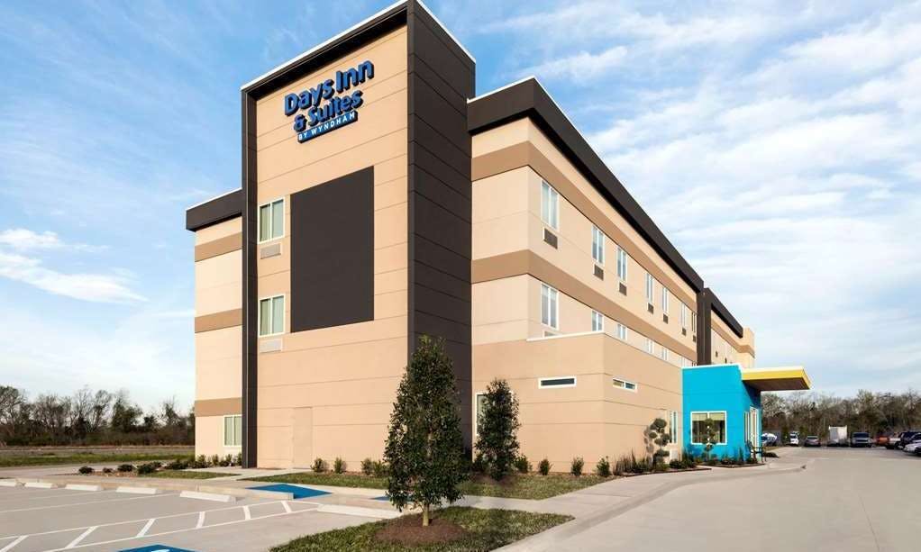 Days Inn & Suites by Wyndham Beaumont West / I-10 & Walden