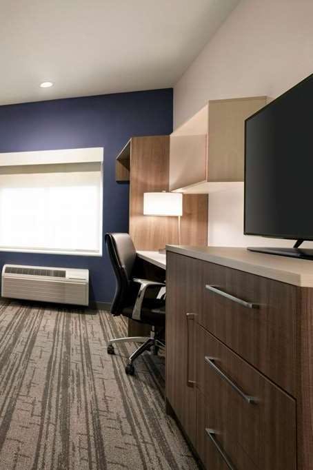 Hotel Days Inn & Suites by Wyndham Beaumont West / I-10 & Walden photo 3