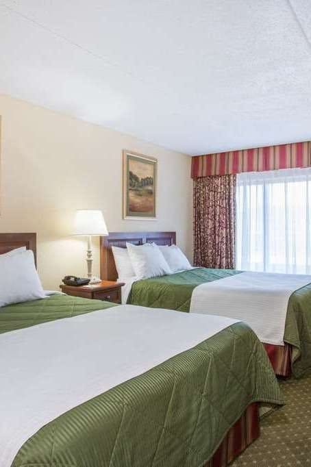 Hotel Days Inn & Suites by Wyndham Sutton Flatwoods photo 2