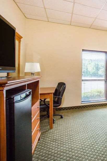 Hotel Days Inn & Suites by Wyndham Sutton Flatwoods photo 3