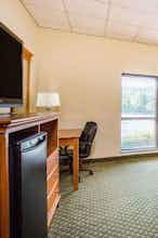 Hotel Days Inn & Suites by Wyndham Sutton Flatwoods photo 3