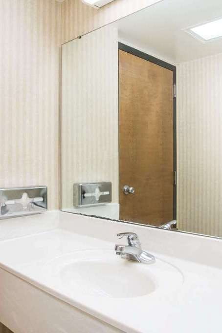 Hotel Days Inn & Suites by Wyndham Sutton Flatwoods photo 4