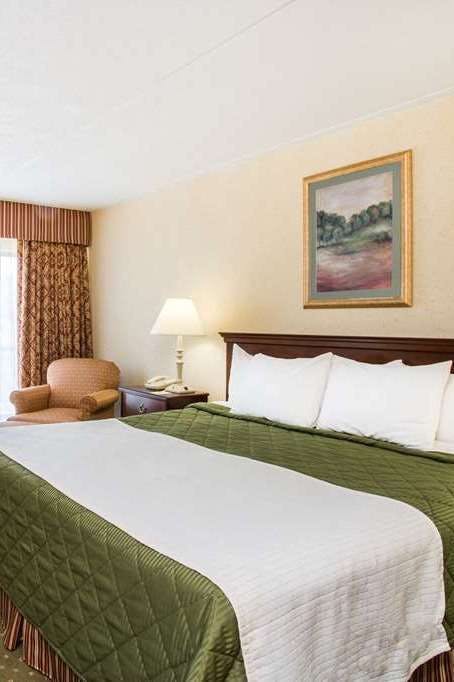 Hotel Days Inn & Suites by Wyndham Sutton Flatwoods photo 1