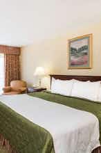 Hotel Days Inn & Suites by Wyndham Sutton Flatwoods photo 1