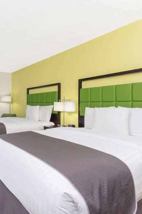 Hotel AmericInn by Wyndham Delafield photo 1