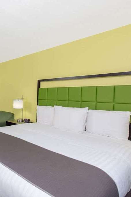 Hotel AmericInn by Wyndham Delafield photo 2