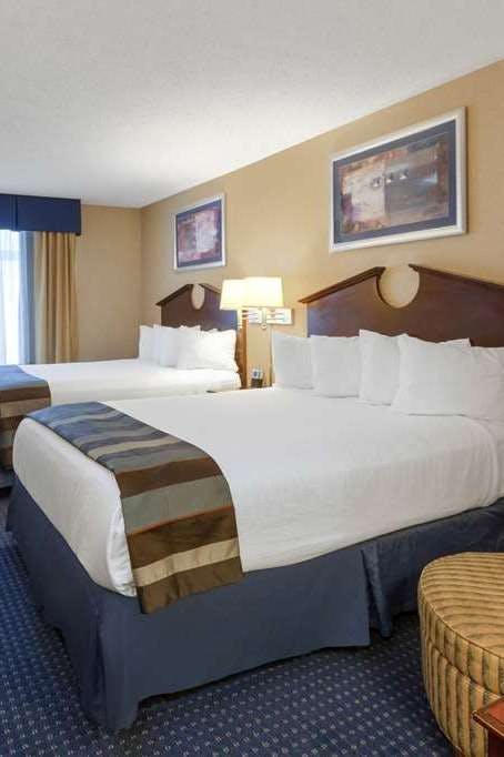 Hotel Wingate by Wyndham Erie photo 2