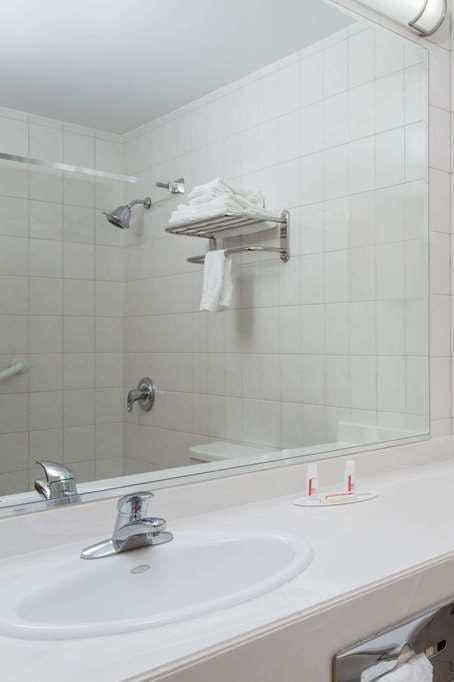 Hotel Days Inn by Wyndham Woodbury Long Island photo 4