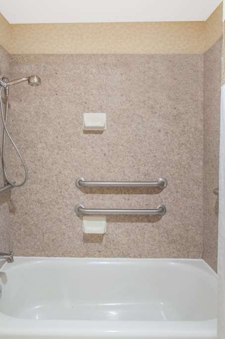 Hotel Hawthorn Suites by Wyndham Midwest City Tinker AFB photo 4