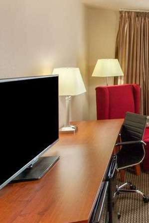 Hotel Baymont by Wyndham Grand Forks photo 3