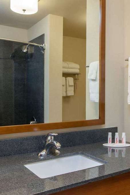 Hotel Baymont by Wyndham Grand Forks photo 4