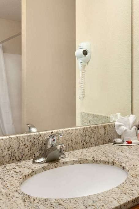 Hotel Baymont by Wyndham Wichita East photo 4