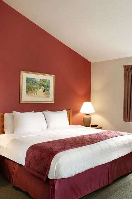 Hotel Baymont by Wyndham Wichita East photo 1