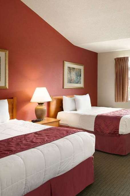 Hotel Baymont by Wyndham Wichita East photo 2