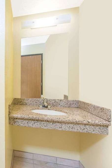 Hotel Super 8 by Wyndham Moriarty photo 4