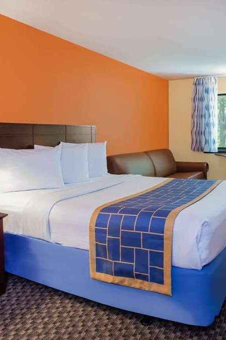 Hotel Days Inn & Suites by Wyndham Stevens Point photo 1