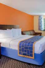 Hotel Days Inn and Suites Stevens Pt photo 1