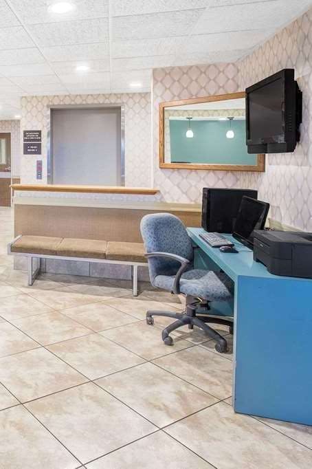 Hotel Baymont by Wyndham Janesville photo 5