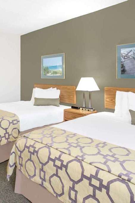 Hotel Baymont by Wyndham Janesville photo 2