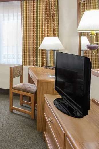 Hotel Baymont by Wyndham Janesville photo 3