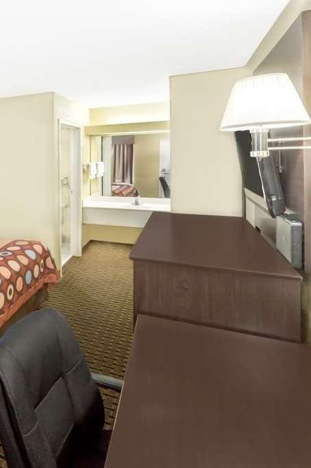 Hotel Super 8 by Wyndham Madison/Ridgeland Area photo 3