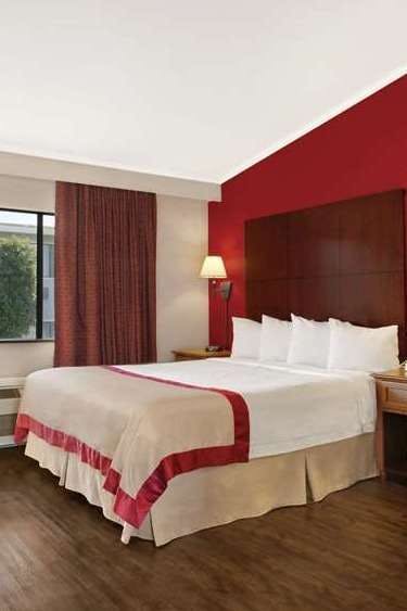 Hotel Ramada by Wyndham Torrance photo 1