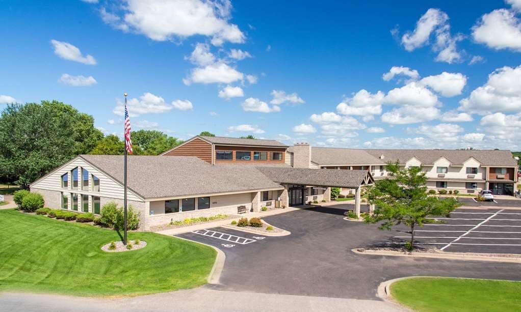 Hotel AmericInn by Wyndham Eau Claire photo 2