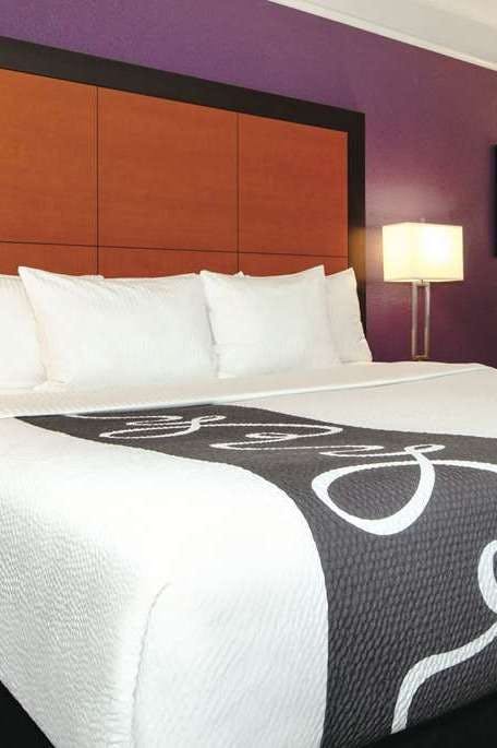 Hotel La Quinta Inn & Suites by Wyndham Ontario Airport photo 1